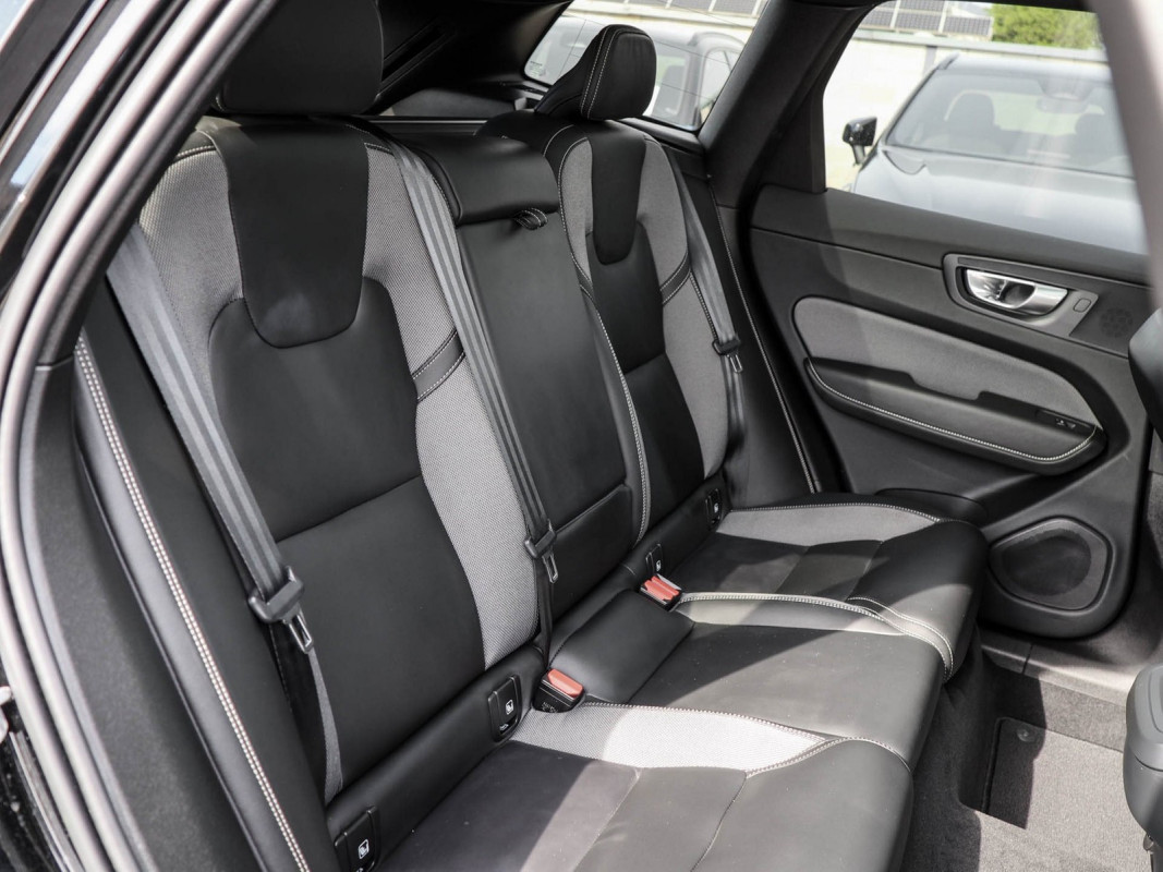 Volvo XC60 B4 (D) - SUV/Off-road - Schwarz - Gebrauchtwagen - Bild 5