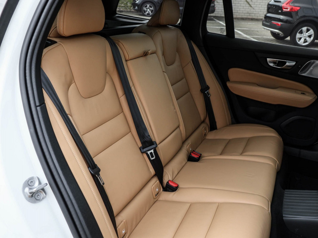 Volvo V60 T6 Recharge Plug-In Hybrid AWD - Kombi - Weiss - Gebrauchtwagen - Bild 5