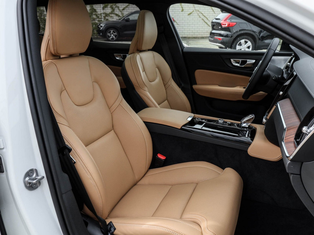 Volvo V60 T6 Recharge Plug-In Hybrid AWD - Kombi - Weiss - Gebrauchtwagen - Bild 7