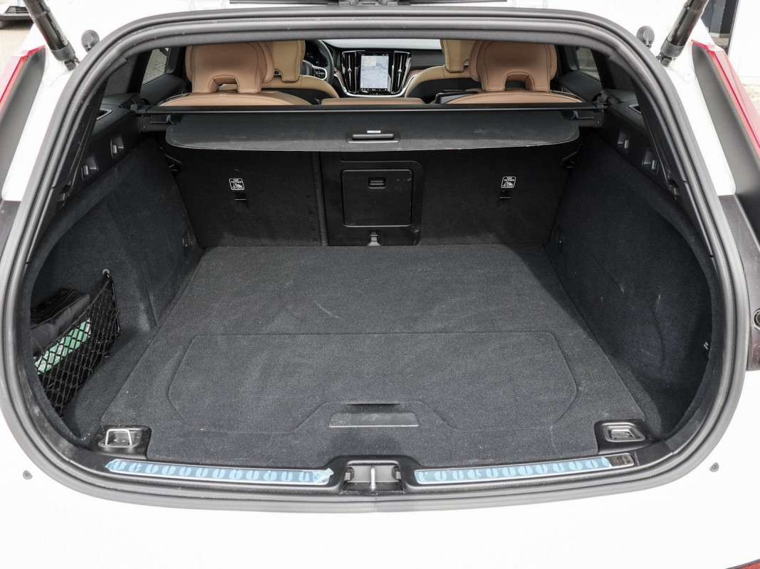 Volvo V60 T6 Recharge Plug-In Hybrid AWD - Kombi - Weiss - Gebrauchtwagen - Bild 11