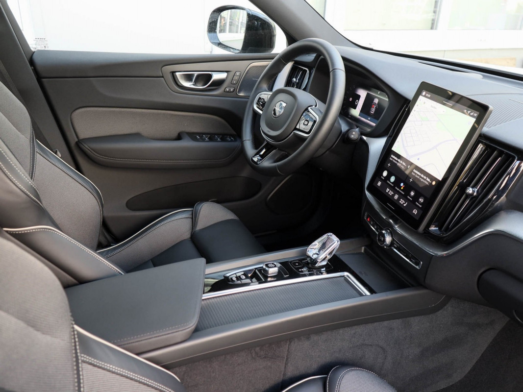 Volvo XC60 B5 Plus Black Edition AWD - SUV/Off-road - Weiss - Gebrauchtwagen - Bild 3