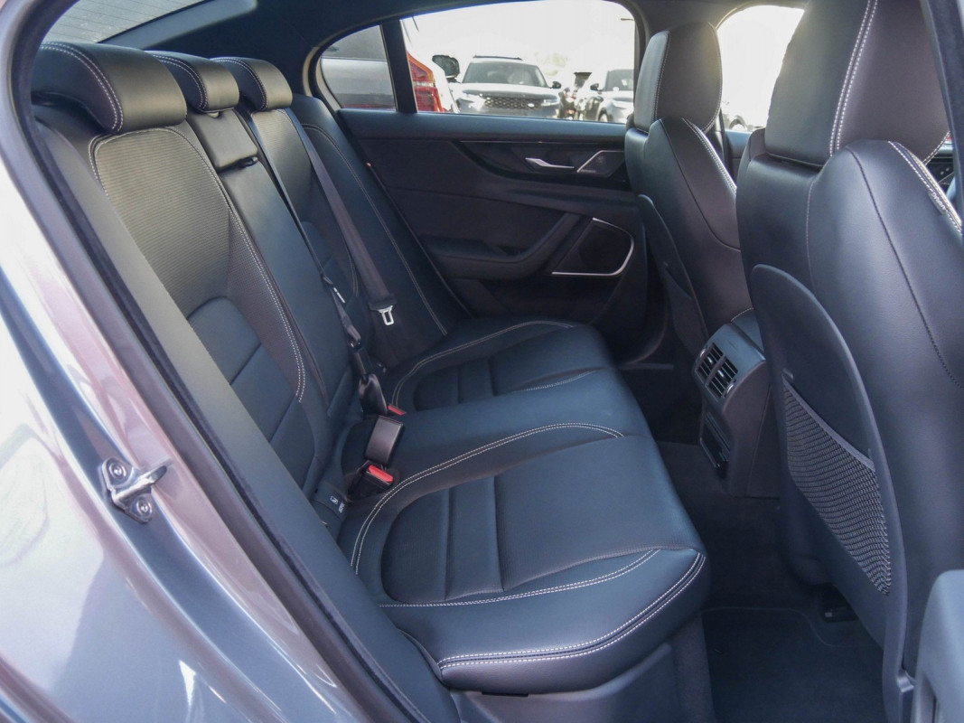 Jaguar XE P250 R-Dynamic Black - Limousine - Grau - Gebrauchtwagen - Bild 5