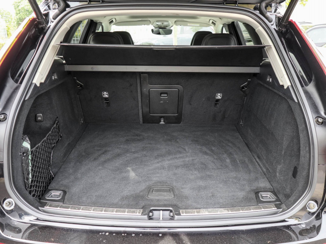 Volvo XC60 B4 AWD (D) - SUV/Off-road - Schwarz - Gebrauchtwagen - Bild 11