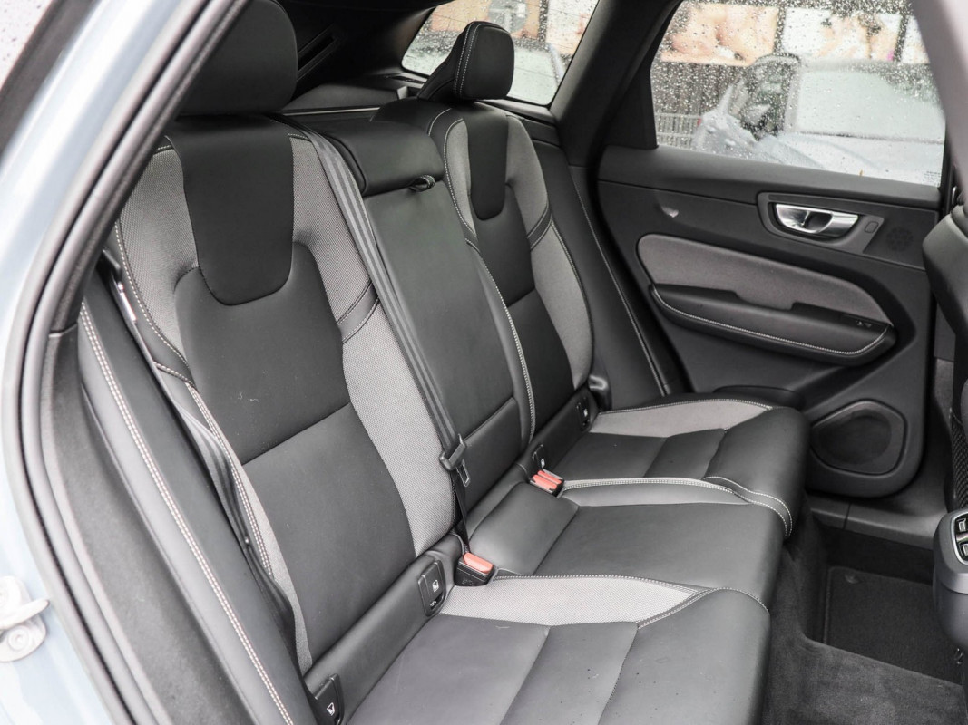 Volvo XC60 B4 Diesel AWD - SUV/Off-road - Grau - Gebrauchtwagen - Bild 5
