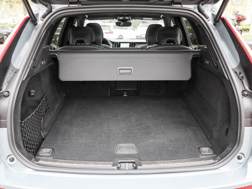 Volvo XC60 B4 Diesel AWD - SUV/Off-road - Grau - Gebrauchtwagen - Bild 11