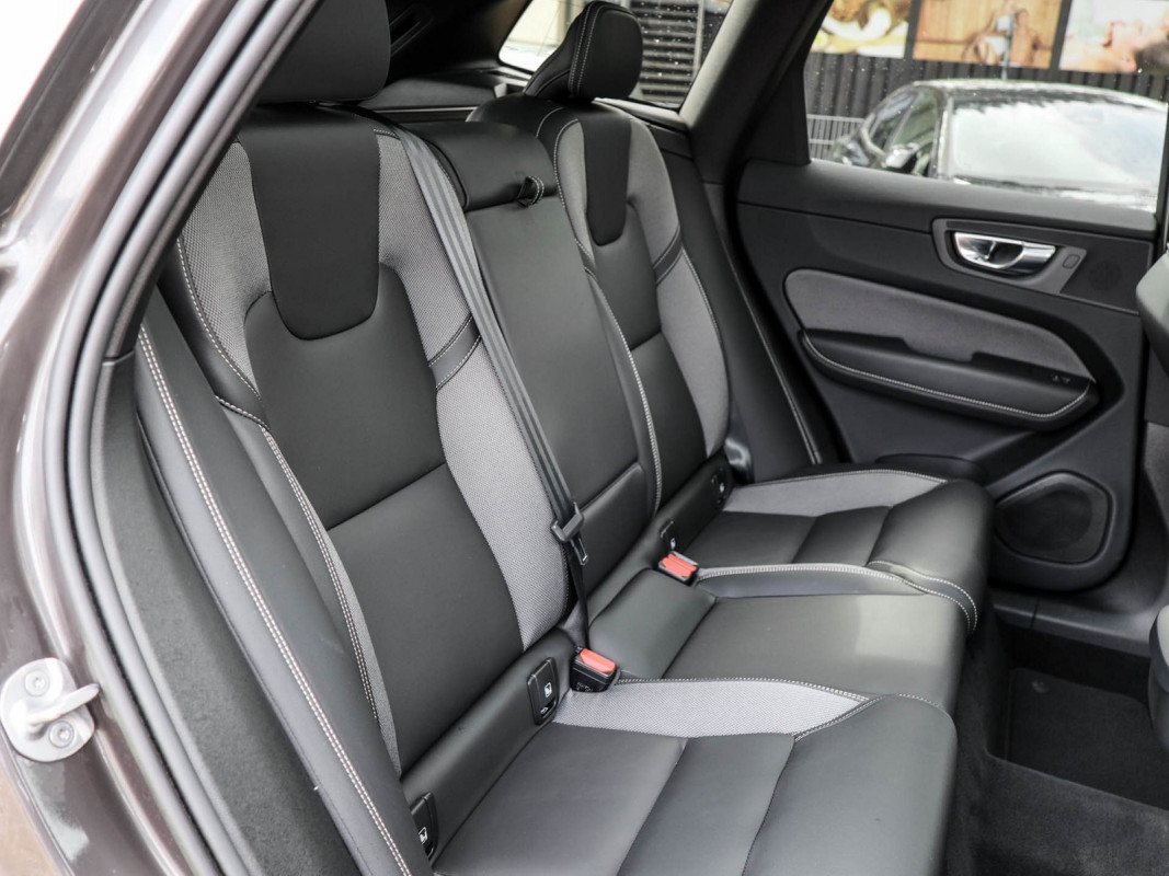 Volvo XC60 B4 Diesel AWD - SUV/Off-road - Grau - Gebrauchtwagen - Bild 5