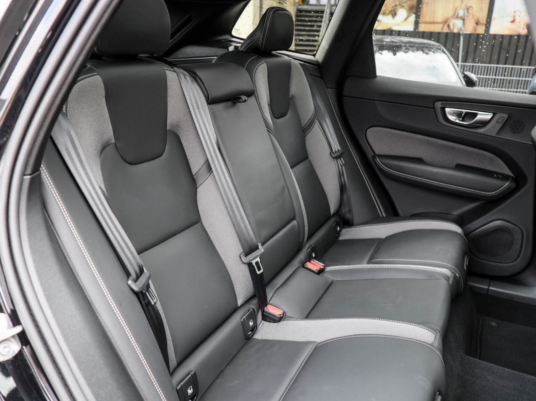 Volvo XC60 B5 AWD - SUV/Off-road - Schwarz - Gebrauchtwagen - Bild 5