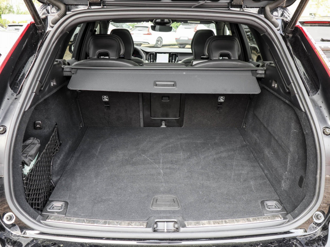 Volvo XC60 B5 AWD - SUV/Off-road - Schwarz - Gebrauchtwagen - Bild 12