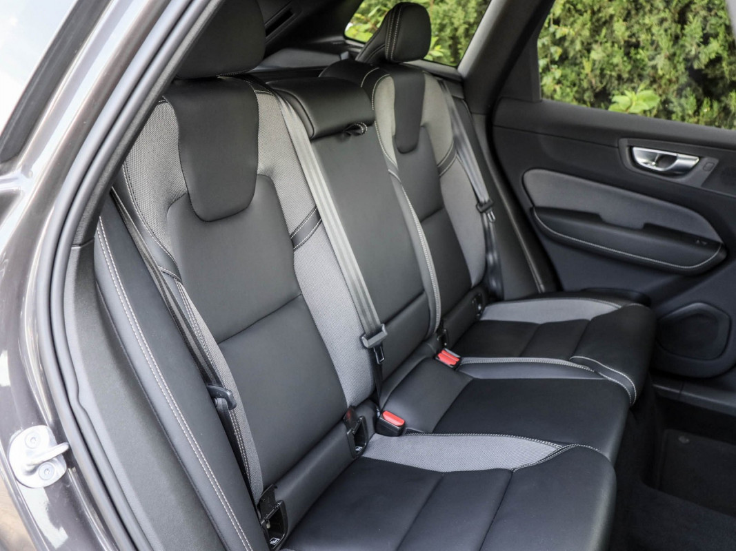 Volvo XC60 B4 Benzin - SUV/Off-road - Grau - Gebrauchtwagen - Bild 5
