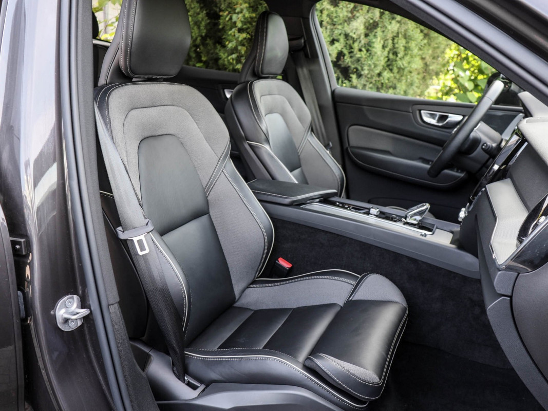 Volvo XC60 B4 Benzin - SUV/Off-road - Grau - Gebrauchtwagen - Bild 7