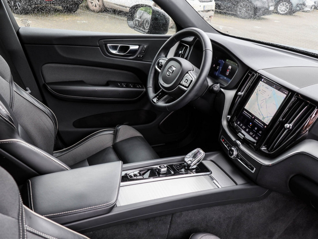 Volvo XC60 B4 Plus Dark 2WD - SUV/Off-road - Grau - Gebrauchtwagen - Bild 3