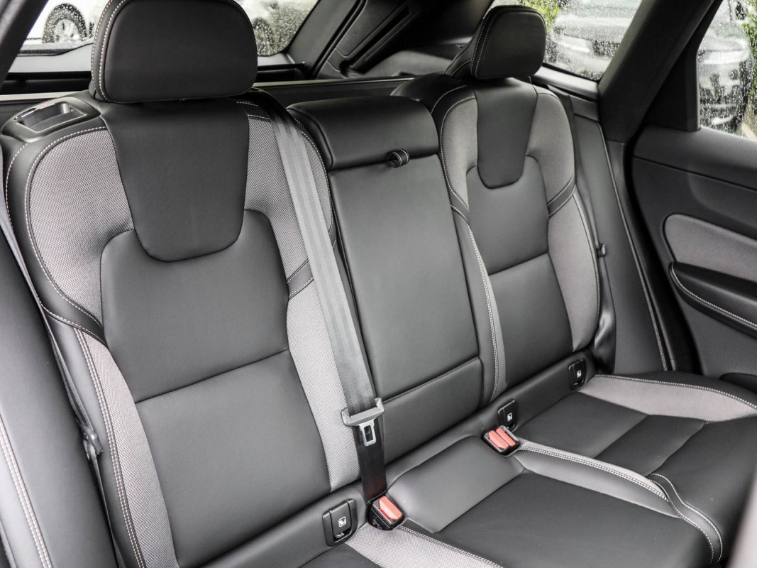 Volvo XC60 B4 Plus Dark 2WD - SUV/Off-road - Grau - Gebrauchtwagen - Bild 5