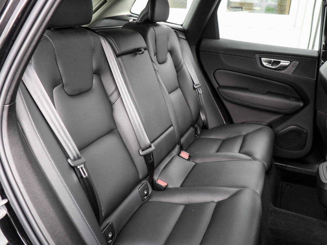 Volvo XC60 B4 Plus Dark 2WD - SUV/Off-road - Schwarz - Gebrauchtwagen - Bild 5