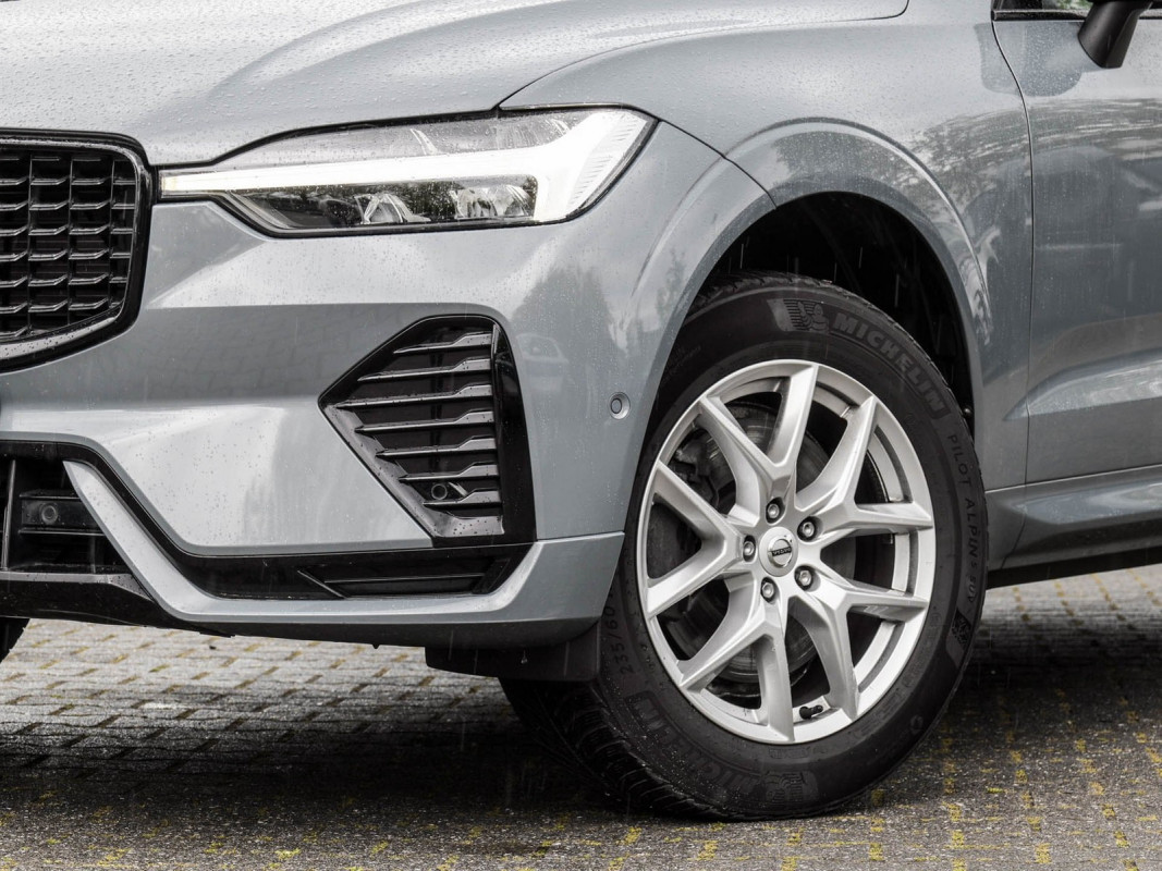 Volvo XC60 B4 Plus Dark 2WD - SUV/Off-road - Grau - Gebrauchtwagen - Bild 6