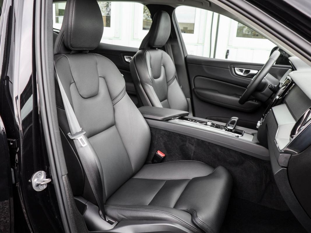 Volvo XC60 B4 Plus Dark 2WD - SUV/Off-road - Schwarz - Gebrauchtwagen - Bild 7