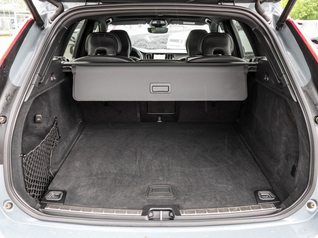 Volvo XC60 B4 Plus Dark 2WD - SUV/Off-road - Grau - Gebrauchtwagen - Bild 12