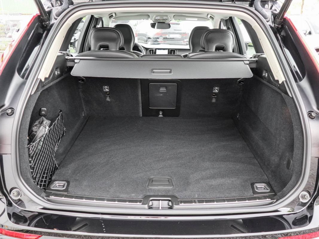 Volvo XC60 B4 Plus Dark 2WD - SUV/Off-road - Schwarz - Gebrauchtwagen - Bild 12