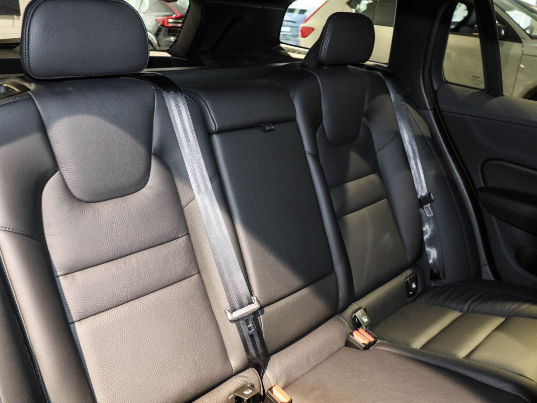 Volvo V60 T6 Recharge AWD - Kombi - Schwarz - Neuwagen - Bild 4