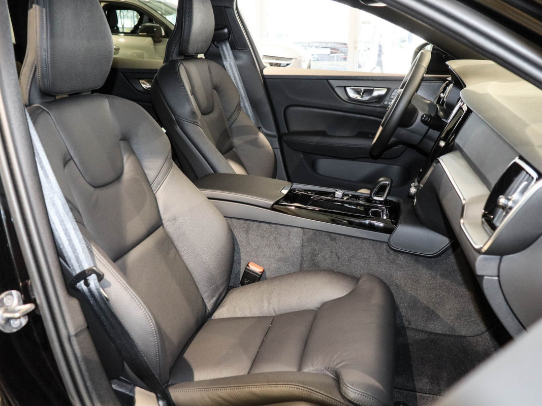 Volvo V60 T6 Recharge AWD - Kombi - Schwarz - Neuwagen - Bild 6