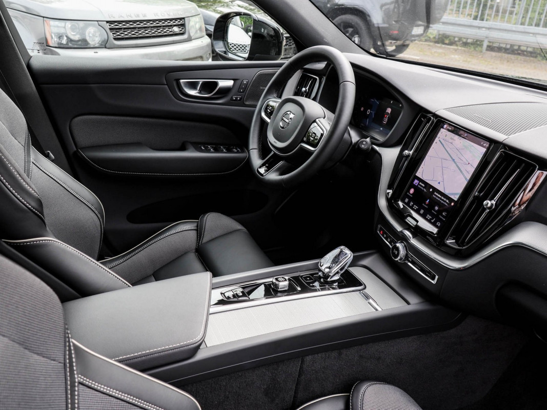 Volvo XC60 T6 Plus Black Edition Plug-In AWD - SUV/Off-road - Schwarz - Gebrauchtwagen - Bild 3