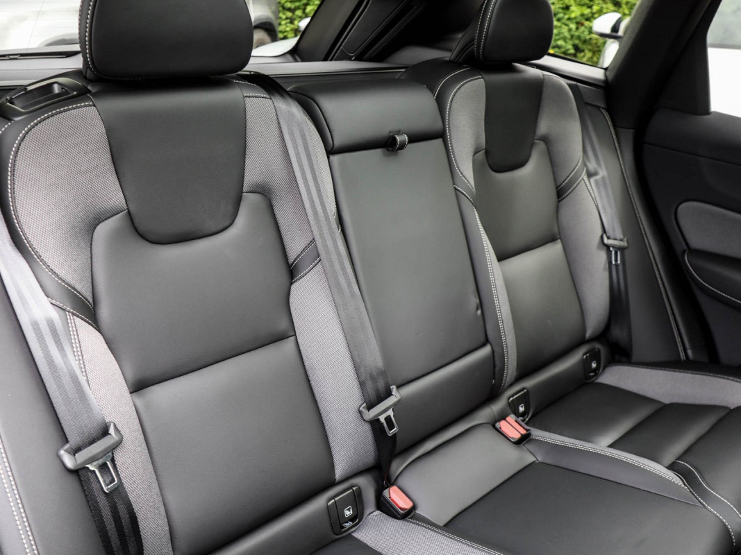 Volvo XC60 T6 Plus Black Edition Plug-In AWD - SUV/Off-road - Schwarz - Gebrauchtwagen - Bild 5