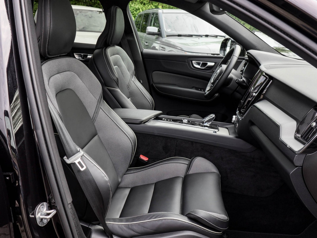 Volvo XC60 T6 Plus Black Edition Plug-In AWD - SUV/Off-road - Schwarz - Gebrauchtwagen - Bild 7