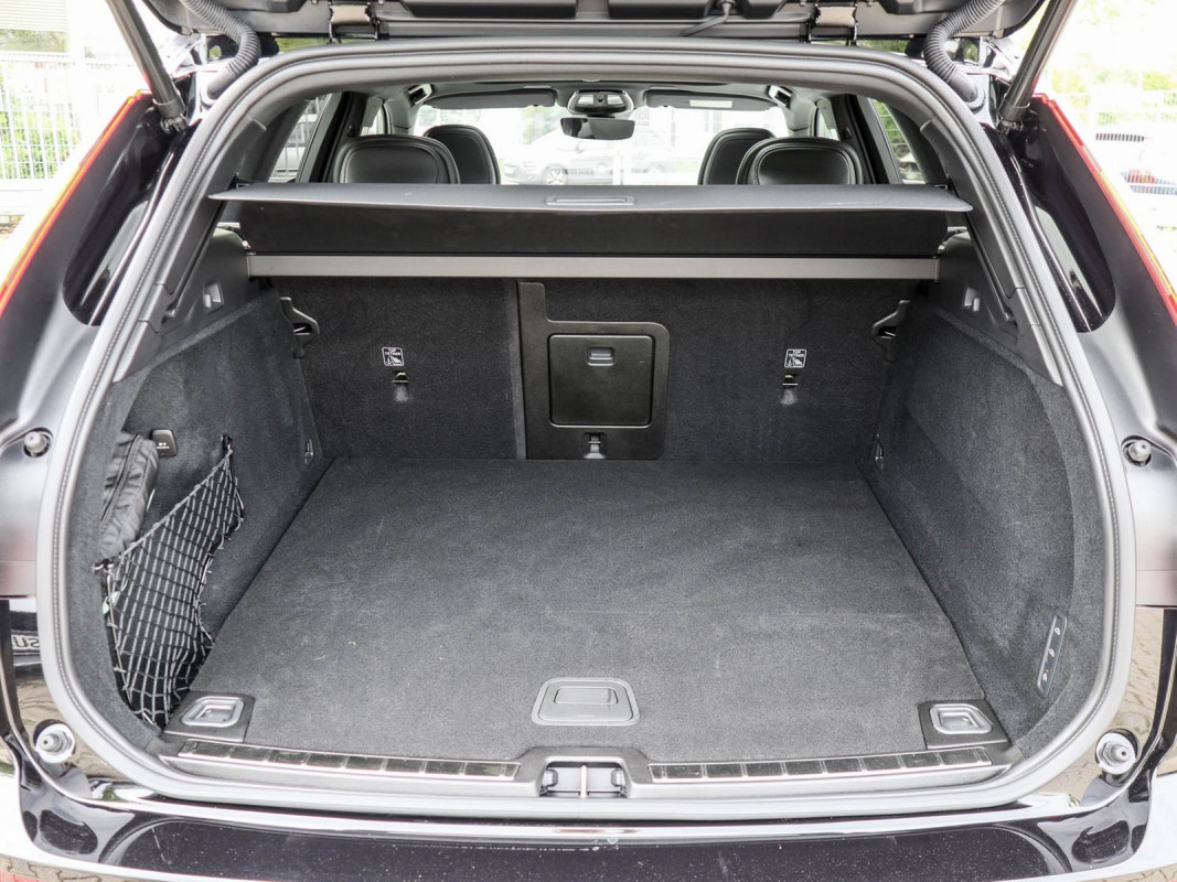 Volvo XC60 T6 Plus Black Edition Plug-In AWD - SUV/Off-road - Schwarz - Gebrauchtwagen - Bild 11