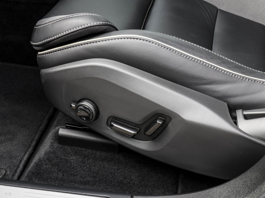 Volvo XC60 T6 Plus Black Edition Plug-In AWD - SUV/Off-road - Schwarz - Gebrauchtwagen - Bild 14