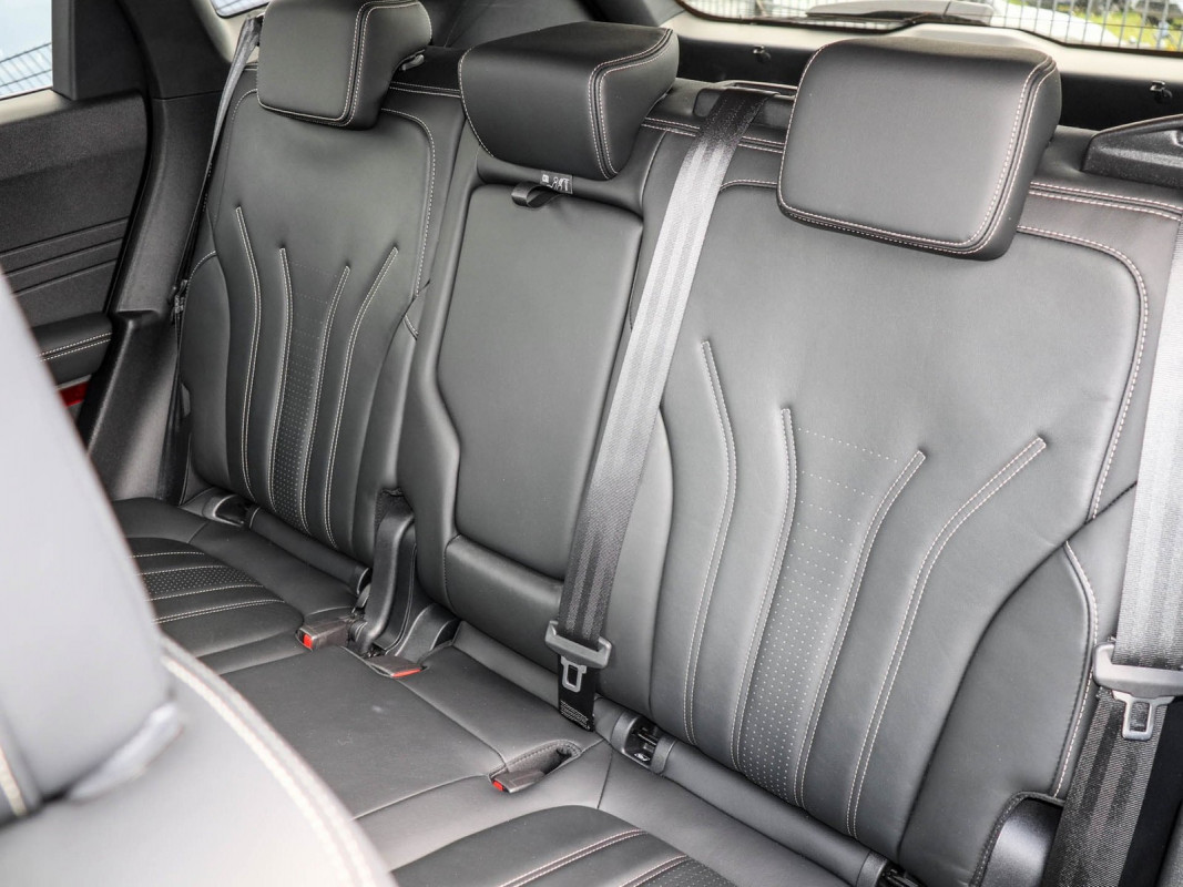 Ford Kuga Plug-In Hybrid Vignale AHK, Allwetter, Panorama D., Techn. P. - SUV/Off-road - Weiss - Gebrauchtwagen - Bild 5