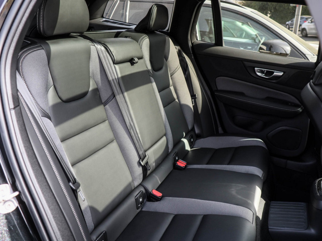Volvo V60 T6 Recharge AWD - Kombi - Schwarz - Gebrauchtwagen - Bild 5