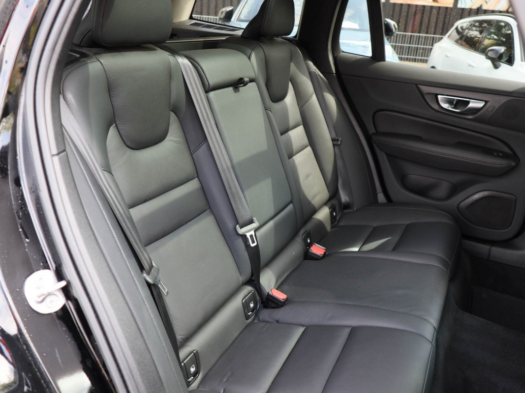 Volvo V60 Cross Country B4 Diesel AWD - Kombi - Schwarz - Gebrauchtwagen - Bild 5