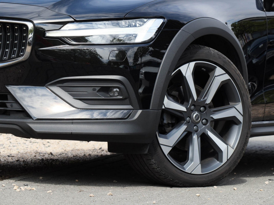 Volvo V60 Cross Country B4 Diesel AWD - Kombi - Schwarz - Gebrauchtwagen - Bild 6