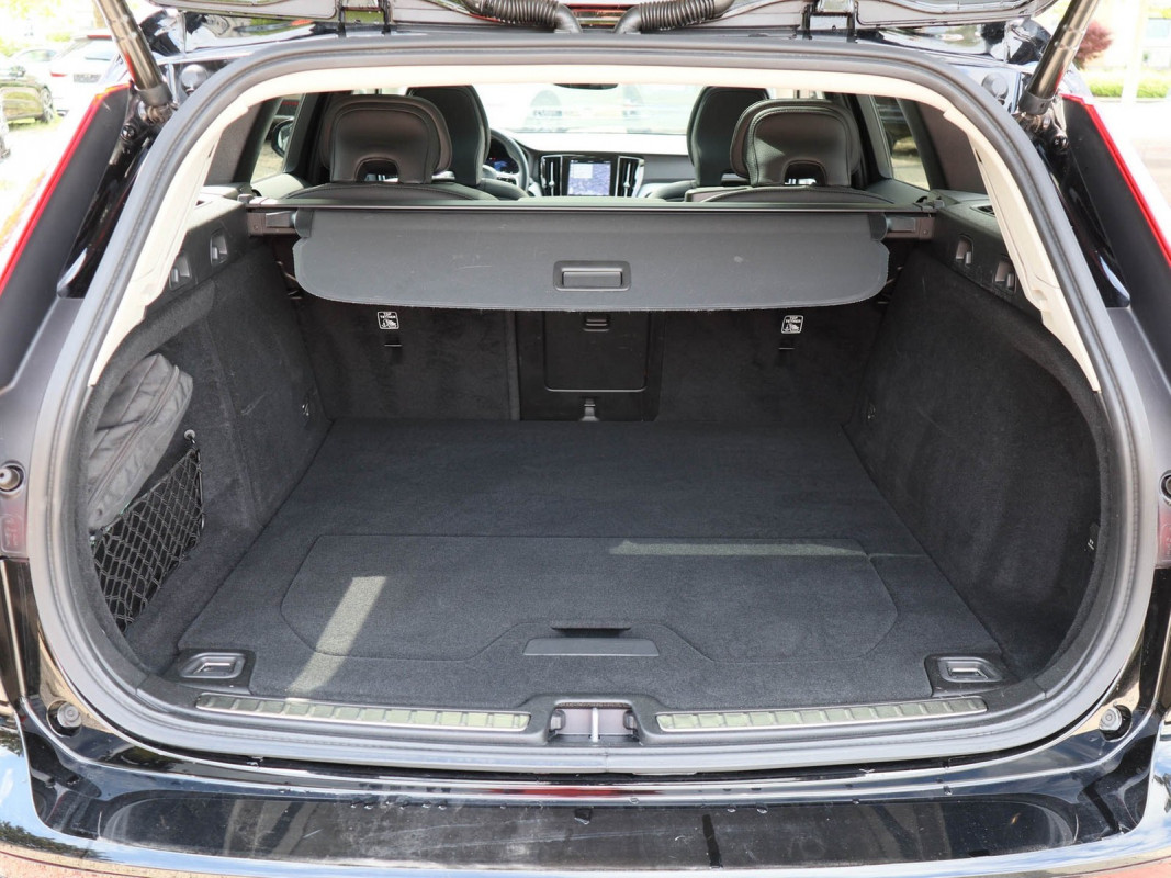 Volvo V60 Cross Country B4 Diesel AWD - Kombi - Schwarz - Gebrauchtwagen - Bild 11