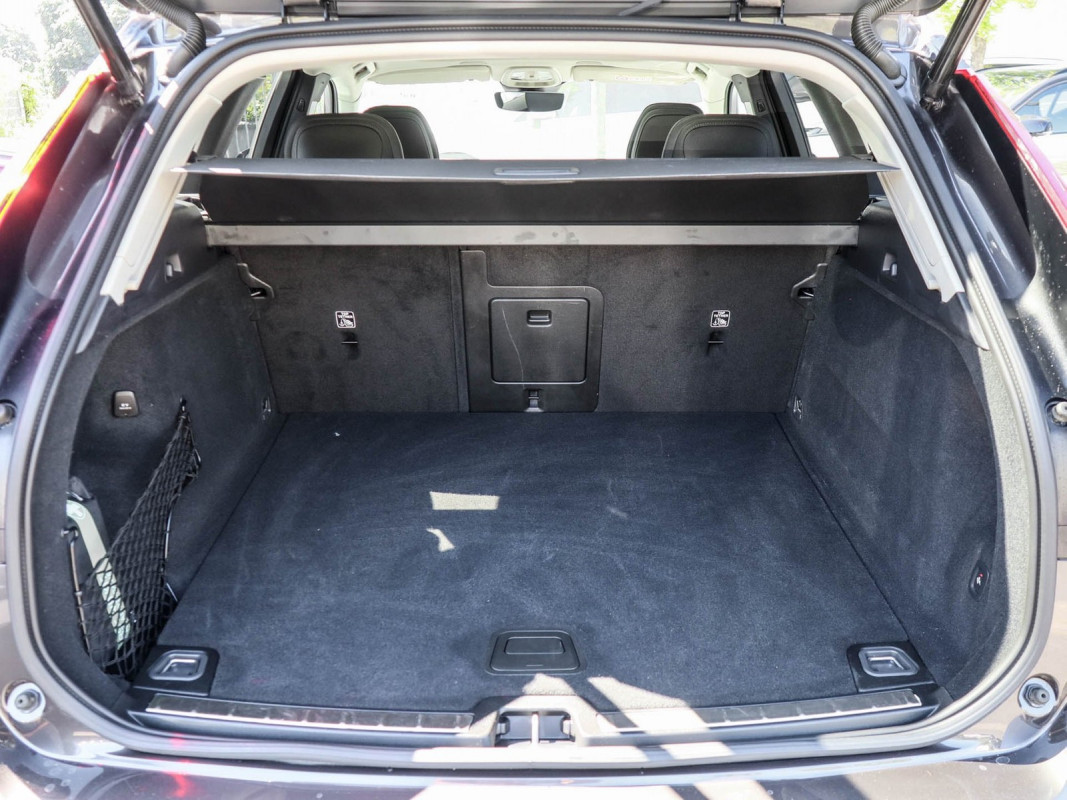 Volvo XC60 B5 AWD - SUV/Off-road - Grau - Gebrauchtwagen - Bild 11