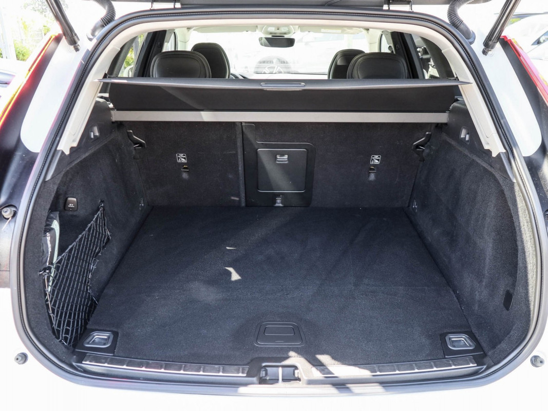 Volvo XC60 T6 AWD - SUV/Off-road - Weiss - Gebrauchtwagen - Bild 11
