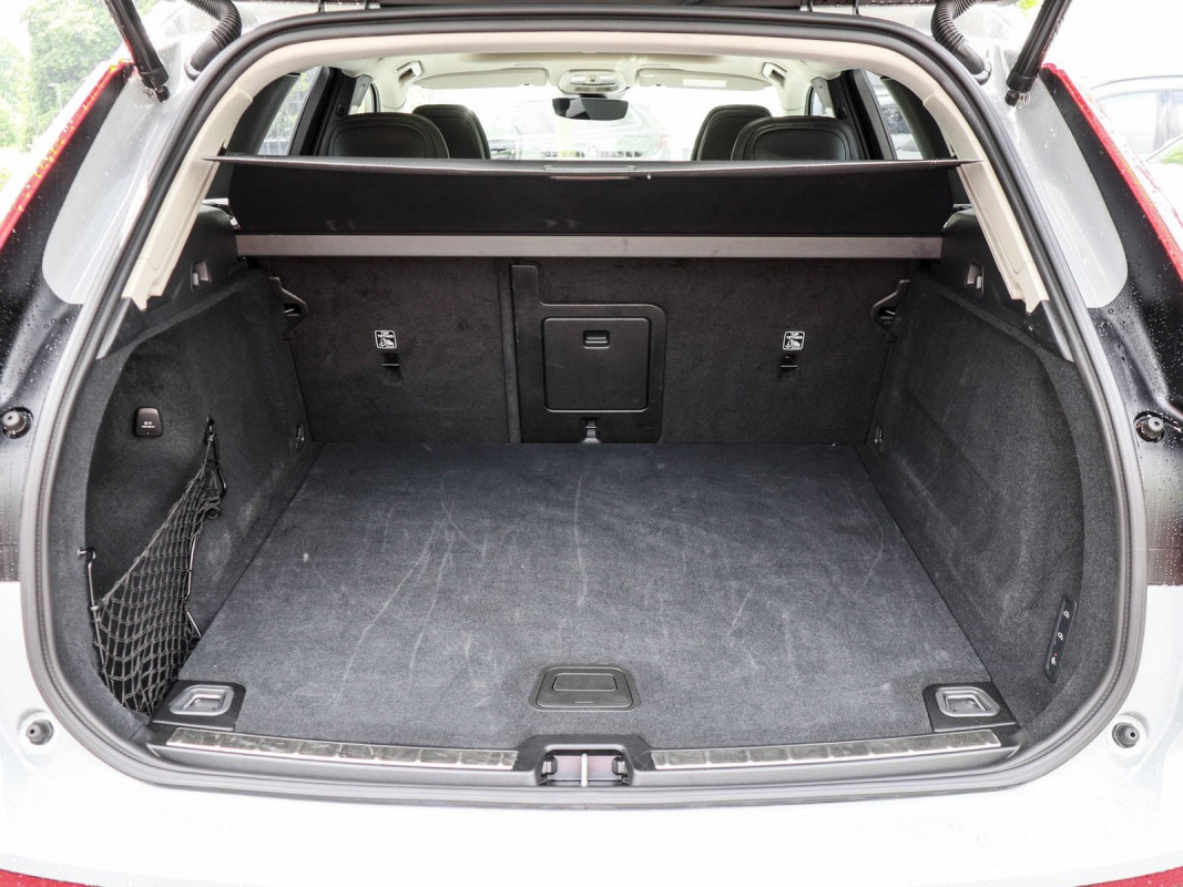 Volvo XC60 B5 AWD - SUV/Off-road - Grau - Gebrauchtwagen - Bild 11