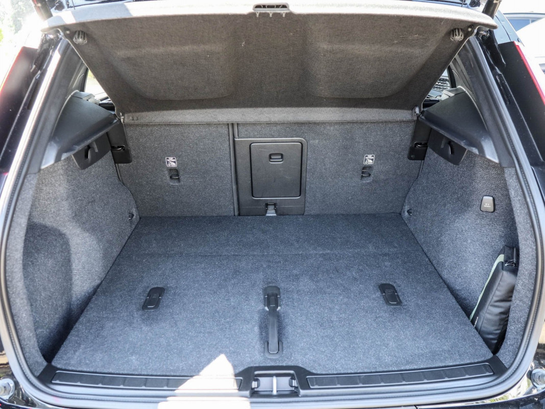 Volvo XC40 B3 - SUV/Off-road - Schwarz - Gebrauchtwagen - Bild 11