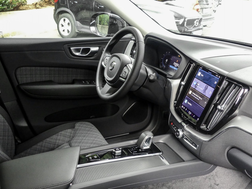 Volvo XC60 T6 - SUV/Off-road - Schwarz - Gebrauchtwagen - Bild 3