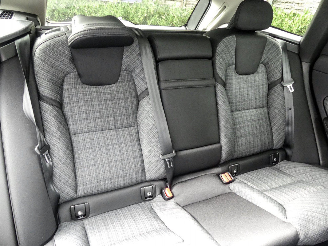 Volvo XC60 T6 - SUV/Off-road - Schwarz - Gebrauchtwagen - Bild 5