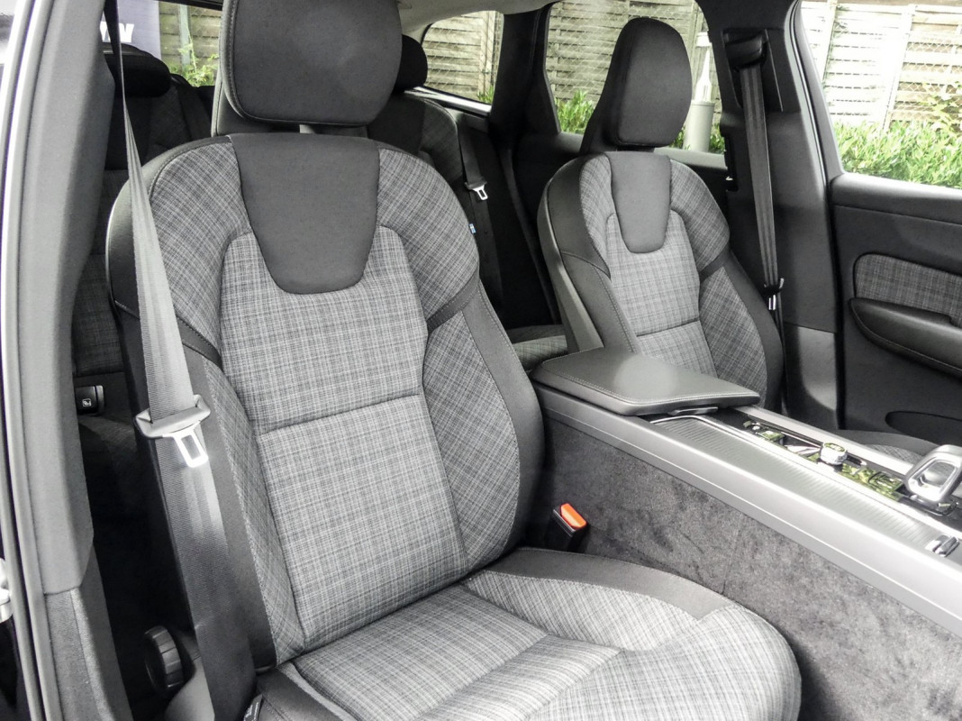 Volvo XC60 T6 - SUV/Off-road - Schwarz - Gebrauchtwagen - Bild 7
