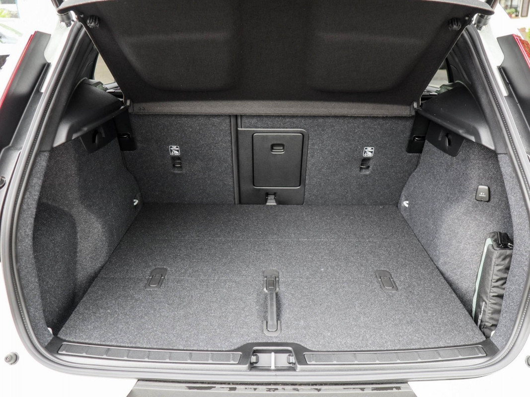 Volvo XC40 B3 - SUV/Off-road - Weiss - Gebrauchtwagen - Bild 12