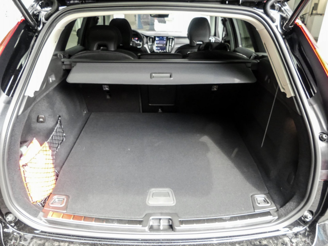 Volvo XC60 T6 - SUV/Off-road - Schwarz - Gebrauchtwagen - Bild 12