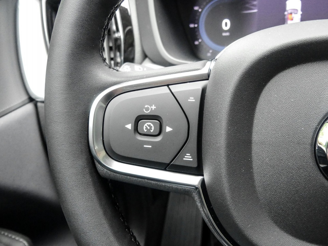 Volvo XC60 T6 - SUV/Off-road - Schwarz - Gebrauchtwagen - Bild 15