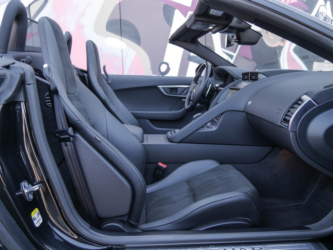 Jaguar F-TYPE Cabriolet P300 - Cabrio/Roadster - Schwarz - Gebrauchtwagen - Bild 3
