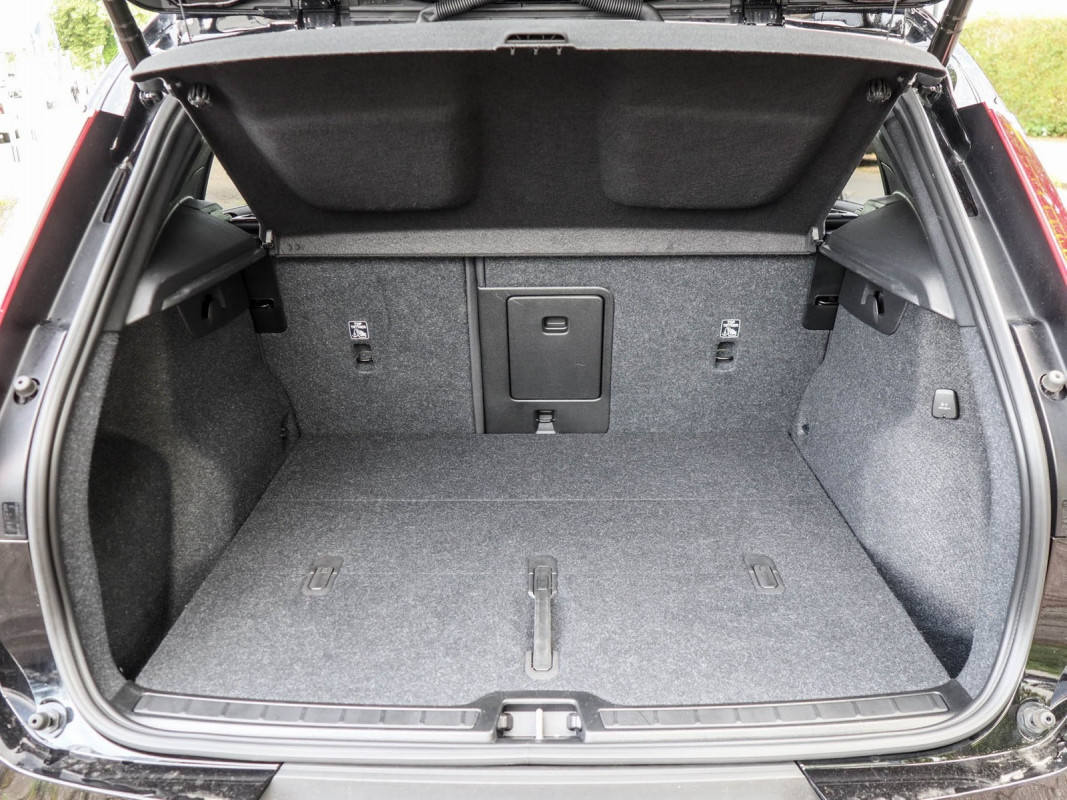 Volvo XC40 T2 - SUV/Off-road - Schwarz - Gebrauchtwagen - Bild 12