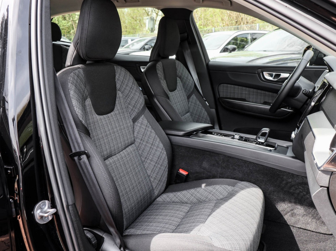 Volvo XC60 B4 - SUV/Off-road - Schwarz - Gebrauchtwagen - Bild 7