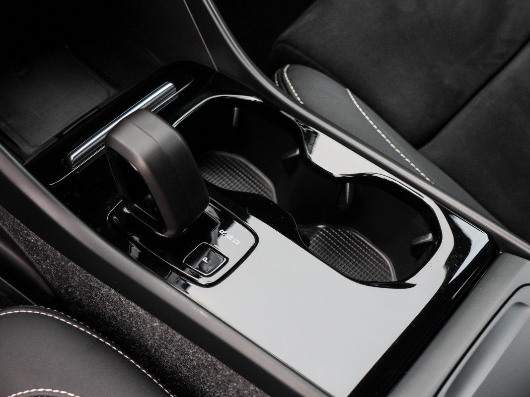 Volvo XC40 Plus AWD Recharge Pure - SUV/Off-road - Schwarz - Gebrauchtwagen - Bild 11