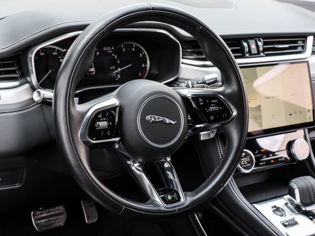 Jaguar F-PACE P400 - SUV/Off-road - Schwarz - Gebrauchtwagen - Bild 8