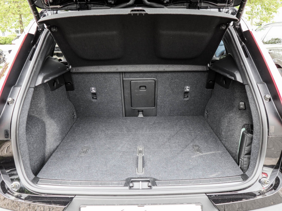 Volvo XC40 B4 - SUV/Off-road - Schwarz - Gebrauchtwagen - Bild 12