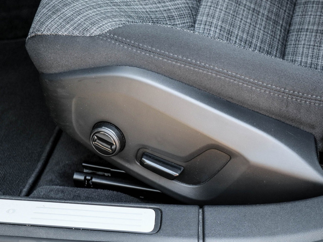 Volvo V60 T6 Recharge AWD - Kombi - Schwarz - Gebrauchtwagen - Bild 14